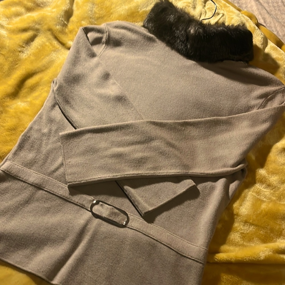 Top, with faux fur collar, dressy